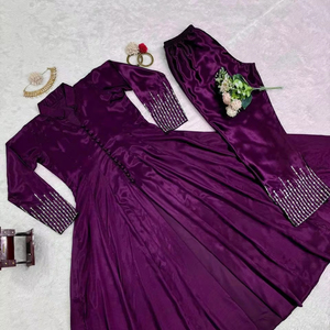 Seda Chinon de diseño elegante de trabajo de secuencia de bordado pesado con hilo pesado con trabajo de secuencia y botones Potali Top y pantalón - Product Image 1