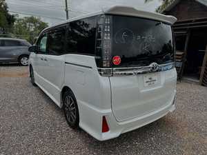 Toyota Voxy Van d'occasion de 2015, en excellent état - Product Image 3