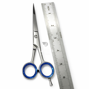 กรรไกรตัดผมมืออาชีพคุณภาพสูง ทำจากสแตนเลสสตีลคมกริบ พร้อมวงแหวนรองรับสีน้ำเงินเพื่อความสบายสำหรับช่างทำผม - Product Image 6