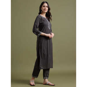 Conjunto de pantalón y Kurta de algodón para mujer bordado gris oscuro con Dupatta - Product Image 2