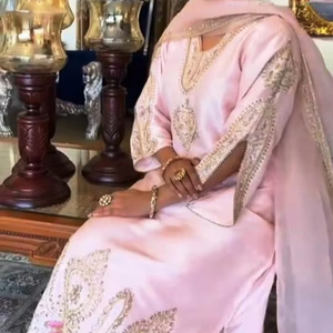 Costumes de fête indiens brodés à la main non cousus de créateur moderne pour femmes pour les fêtes de style traditionnel - Product Image 1