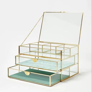 Boîte à bijoux chic en métal et verre avec profil fin, accents or rose, dessus transparent, rangement minimaliste - Product Image 1