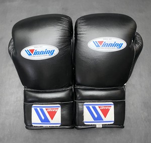 Gants de boxe et d'arts martiaux professionnels de haute qualité personnalisables, en cuir véritable, à lacets noirs, séchage rapide, respirants, avec fermeture à boucle et crochet - Product Image 4