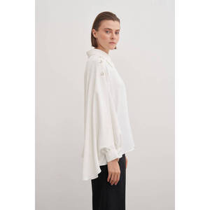 Blusa de Popelina Off-White con Cuello con Volantes y Bordado de Encaje - Product Image 2
