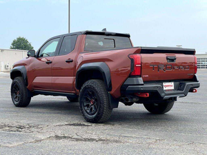 Toyota Tacoma Hybrid TRD Pro HV Double Cab 4WD 2024 avec jantes en alliage, sièges en cuir, système de navigation, démarrage à distance - Product Image 3