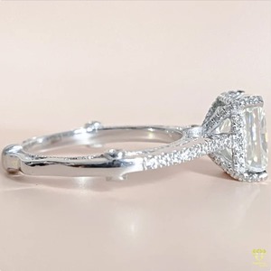 Bague de fiançailles Halo caché Moissanite coupe radiante pour fiançailles de mariage et occasions spéciales disponibles à la vente - Product Image 4