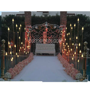 Elegante escenario temático para exteriores con elegantes paneles de metal para puertas con candelabros, decoración para bodas, paneles para puertas, Australia, eventos - Product Image 1