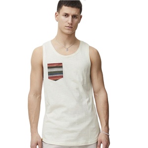 Camiseta sin mangas informal de algodón 100% de 220 g/m² para hombre con bolsillo frontal, jersey de gimnasio, venta al por mayor, ropa deportiva de calle, atlética, para correr, corte largo - Product Image 4