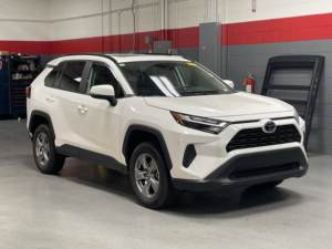 Toyota RAV4 XLE V4 2.5L FWD 2025 Usado en Buen Estado - Product Image 2