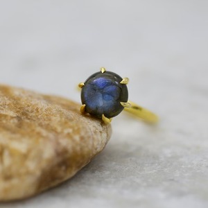 Anillo de compromiso solitario de labradorita de 6 puntas con engaste de garra, chapado en oro sobre plata, estilo vintage, con cabujón de labradorita de 8x8 mm - Product Image 1