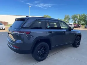 Jeep Grand Cherokee 2024 impecablemente limpio - Product Image 2