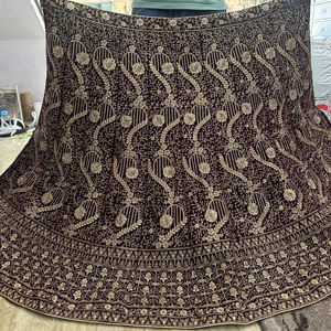 Lujoso Lehenga de Terciopelo Rojo Granate con Bordado Pesado Jarkan Jaal, Choli Largo de Doble Capa y Dupatta Bordada para Fiesta de Verano Moderna - Product Image 5