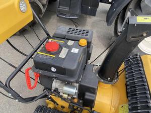 Souffleuse à neige autotractée à essence jaune de 24 pouces, démarrage électrique, moteur 2 temps, pour déneigement de voies d'accès - Product Image 3