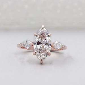 Anillo de Compromiso con Diamante Marquise en Oro Rosa, con 6 Puntas y Piedras Laterales - Certificado IGI - Product Image 1
