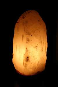 Lampe artisanale en sel rose de l'Himalaya avec base en bois sculpté élégant pakistanais à collectionner pour la décoration intérieure naturelle et le bien-être - Product Image 4