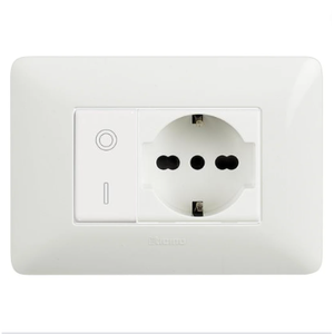 BTicino Matix Kit Base 4 pezzi bianco con interruttore bipolare Schuko e prese punto - Product Image 1