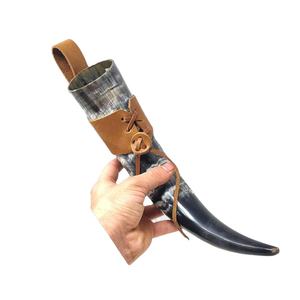 Corne à boire viking polie en forme d'animal avec support en cuir pour mariage, maison, hôtel par HANNAN HANDICRAFT - Product Image 1