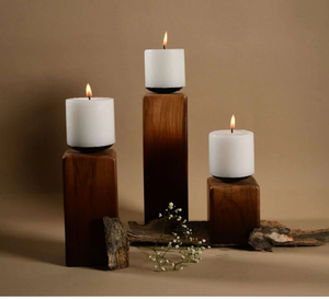 Une délicieuse paire de bougeoirs en bois en forme de hibou finement sculptés, apportant un charme fantaisiste, un détail parfait à votre maison. - Product Image 5