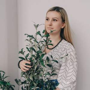 Pulsera de Shungita con 16 cuentas pulidas cúbicas de 0.47 pulgadas (12 mm) en banda elástica, talla 16-17 - Product Image 3