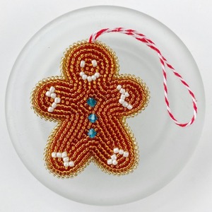 Adorno de estrella hecho a mano con cuentas y detalles intrincados que aporta un encanto festivo elegante para la decoración del árbol de Navidad y para regalar. - Product Image 3