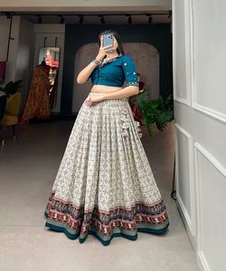 Superbe Lehenga Choli pour le mariage des femmes: Embrassez l'élégance lors de votre journée spéciale-Un favori pour les magasins de détail - Product Image 3