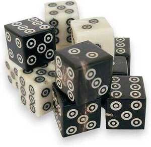 Dés à jouer en corne de buffle de haute qualité, faits à la main, embossés, classiques, à 4 faces, forme carrée, taille personnalisable, design artisanal royal, pour les fêtes - Product Image 3