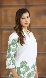 Conjunto de Kurti y Pantalón de Chinon con Estampado Digital para Mujer, Elegante Conjunto Floral Coordinado, Ropa Festiva Lista para Usar - Product Image 4