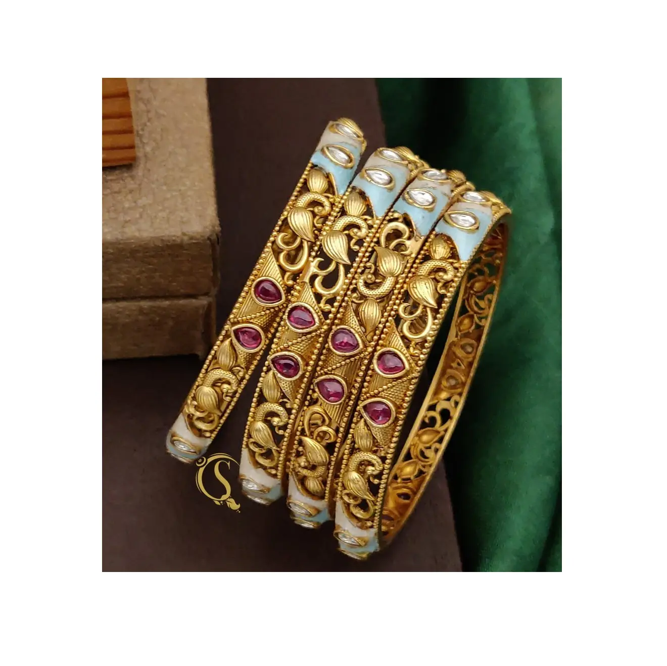 Hochwertige schöne antike Designer-Armbänder mit Matte-Vergoldung und Öffnung, handgefertigte Jeweller-Armbänder