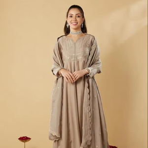 Nouveau concepteur fête mariage porter Vichitra soie fantaisie lourde séquence codage brodé travail haut et bas avec Dupatta - Product Image 1