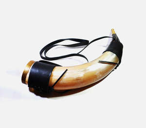 Authentique corne à boire viking artisanale avec bordure gravée en laiton doré orné et sangle d'épaule en cuir noir de qualité supérieure - Product Image 2