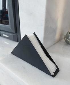 Porte-serviettes en métal noir finition minimaliste en forme de triangle pour table à manger moderne, cuisine et organisation de la maison en provenance d'Inde - Product Image 4