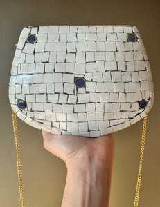 Bolso de Mano Metálico de Lujo Sofisticado para Mujer, Diseño Único y Elegante Inspirado en Diseñadores, con Correa de Cadena - Product Image 2