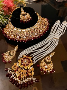 Bijoux de mariée en or de qualité supérieure avec pierre Kundan et combinaison traditionnelle rouge-vert-blanc - Product Image 3