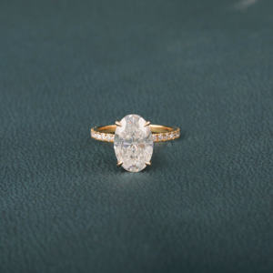 Anillo de compromiso de diamante cultivado en laboratorio de corte ovalado de 3,0 quilates con piedras de acento glamorosas en 14KT chapado en oro amarillo IGI Classic - Product Image 1