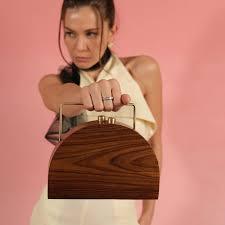 Bolso de mano tipo clutch de madera elegante y moderno para mujer, disponible al por mayor. Bolso clutch de madera de calidad con diseño minimalista. - Product Image 6