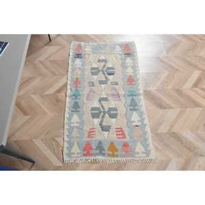 Alfombra Turca de 2.2x3.8 pies, Ecológica, con Base de Látex, Pelo Mediano, Estilo Kilim Vintage, Alfombra de Lana con Parches Azules - Product Image 1