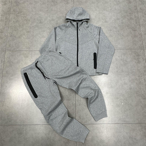 Conjunto de ropa personalizada para hombre con chándal diseñado para entrenamientos de jogging y uso casual que ofrece comodidad, durabilidad y estilo. - Product Image 3