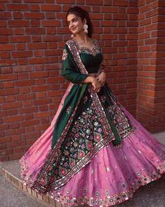 Hermoso rosa y verde Atractivo trabajo de espejo bordado Lehenga Choli Desgaste de boda tradicional indio Desgaste especial Navratri - Product Image 3