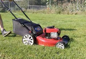 เครื่องตัดหญ้าแบบเข็น TroyBilt TB110 ที่เชื่อถือได้ พร้อมระบบตัดแบบ Tri Action และระบบปรับระดับความสูงของแท่นตัดแบบคันโยกคู่ - Product Image 2