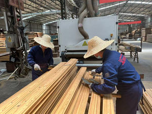 Madera seca de teca adecuada para cortar chapas y producir núcleos de madera contrachapada - Product Image 2