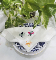 Serviettes carrées en lin brodées à la main avec des abeilles colorées, à ourlet festonné, réutilisables, durables, pour la maison, le restaurant, l'avion, les mariages, les fêtes, la table