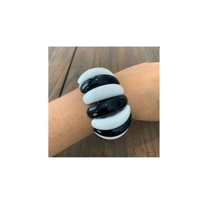 Precio al por mayor, brazaletes de resina epoxi Premium de alta calidad al mejor precio, forma hecha a mano, joyería de mujer de la mejor calidad, brazalete elegante - Product Image 3