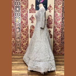 Lo último en gris Indo Western Fusion Lehenga con trabajo Dori hecho a mano y acentos de diamante mezcla perfecta de elegancia y glamour India - Product Image 5