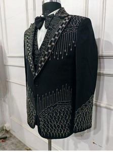 Costume trois pièces noir élégant pour homme, conçu pour les mariages et les événements formels, design classique, élégant et intemporel, grande taille - Product Image 3