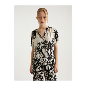 เสื้อถักผู้หญิง BGN วิสโคส คอวีพิมพ์ลาย แต่งระบาย รุ่น S23B337 - Product Image 3