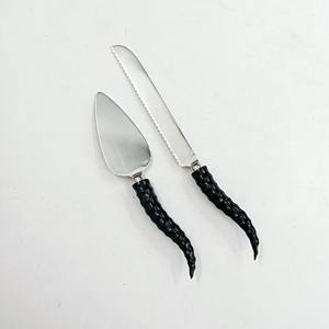 Juego de servidor de cuchillo de pastel de acero inoxidable con mango de cuerno negro Natural elegante a precio asequible - Product Image 1
