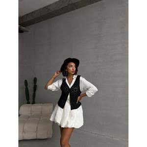 Chaleco de Encaje con Botones Negro para Mujer, Producto al por Mayor de Topshow - Product Image 3