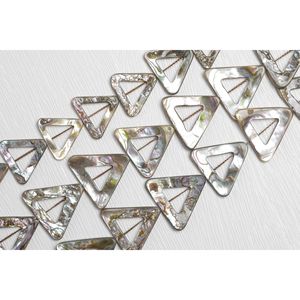 Cuentas Sueltas de Concha de Abulón, Forma Triangular Hueca - Product Image 1