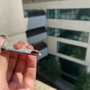 Nuevo colgante elegante con aspecto de Pizza en VVS Clarity Lab Grown diamantes de corte redondo y plata de ley S925 para Unisex - Product Image 4