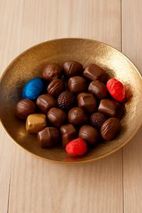 Bandeja DE SERVICIO DE METAL decorativa diseñada para elevar sus presentaciones de chocolate y dulces con elegancia y encanto atemporales - Product Image 5